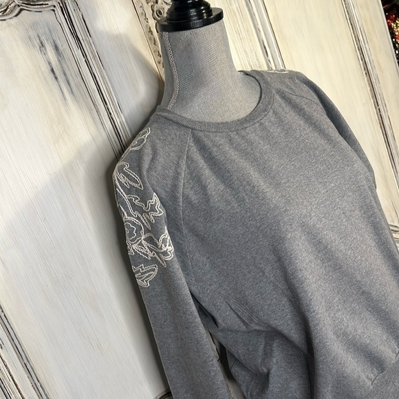 1 State Gray Crewneck Pullover Embroidered Long Sleeves Sweatshirt Size Medium - Picture 2 of 9